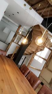 斯塔沃洛Remacle3的配有木桌和皮椅的客房