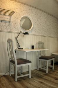 LundsbrunnLundsbrunn B&B的桌椅、灯和镜子