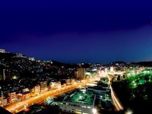 长崎THE GLOBAL VIEW Nagasaki的夜晚带灯光的城市景观