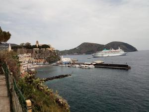 利帕里Terrazza sul Mare的游轮停靠在水面上的码头