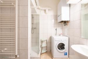维也纳Vienna 1030 Apartment的白色的浴室内配有洗衣机。
