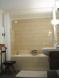 奈梅亨Pluweel的带浴缸和盥洗盆的浴室