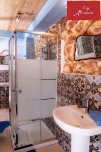 阿尔曼萨Guest House Almeixar的带淋浴和盥洗盆的浴室