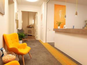 柏林柏林选帝侯大街塞弗特酒店的客厅配有黄色椅子和台面