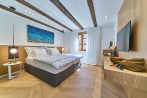 希贝尼克Villa Pergola的一间卧室配有一张床和一台电视