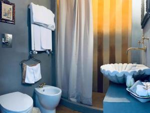 锡拉库扎萨洛托玛丽亚皮娅旅馆的一间带碗水槽和卫生间的浴室