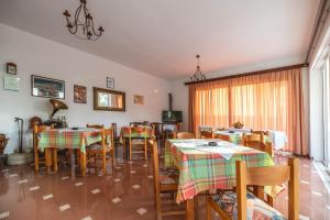 阿彻奇洛斯伊卡洛斯酒店的一间带桌椅的用餐室和窗户。