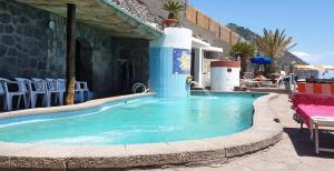 伊斯基亚拉贡德拉酒店的一座建筑物中央的游泳池