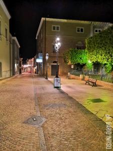 TroiaAlloggio Cattedrale的一条空的街道,晚上有街灯