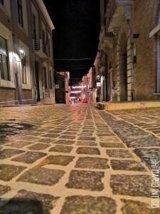 TroiaAlloggio Cattedrale的一条空的街道,晚上有鹅卵石