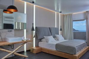 普拉迪斯亚罗斯Kosmoplaz Beach Hotel的一间卧室配有一张床、一张书桌和一个窗户。