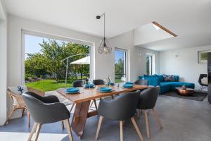 特伦特Ferienhaus Rügen-Relax的用餐室以及带桌椅的起居室。