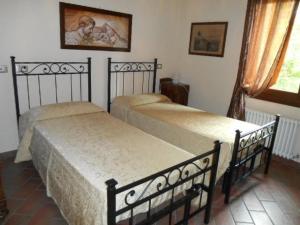 卢戈Ca' Bianca的配有两张床的客房内。
