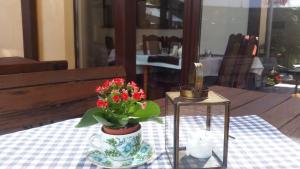 弗龙堡考普米克酒店的花瓶和蜡烛的桌子
