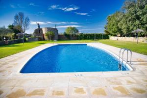 佩拉托拉达Hotel Mas Rabiol -Costa Brava-Emporda-Only Adults的一个带田野和房子的庭院内的游泳池