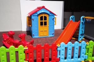马尔马里斯思润纱丽酒店的儿童玩一套塑料围栏和一个游乐场