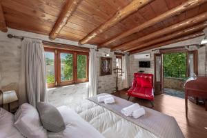 普林斯Villa Kalliopi的客厅配有床和红色椅子