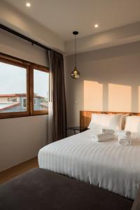 清刊U Chiangkhan的卧室配有一张大白色床和窗户