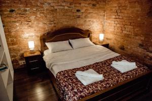 第比利斯Tbilisi Apartment的一间卧室配有一张床,上面有两条毛巾