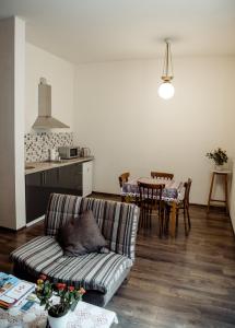 第比利斯Tbilisi Apartment的客厅配有沙发和桌子