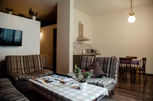 第比利斯Tbilisi Apartment的客厅配有两张沙发和一张桌子