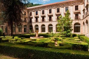 坎加斯德尔纳尔塞亚科瑞阿斯酒店的一座古老的建筑,前面有一个花园