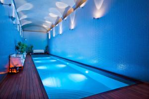 坎加斯德尔纳尔塞亚科瑞阿斯酒店的一座大型游泳池,位于一间拥有温水的房间内