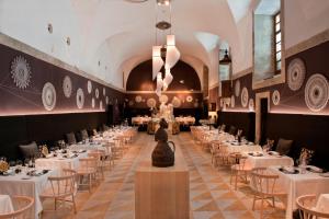 坎加斯德尔纳尔塞亚科瑞阿斯酒店的一间设有白色桌椅的用餐室
