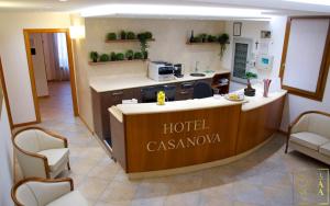 帕多瓦Hotel Casanova的一间酒店客房的卡萨布兰卡接待台