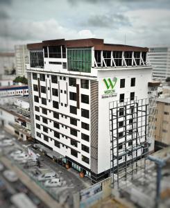 圣多明各韦斯顿套房酒店的上面有绿色标志的白色建筑