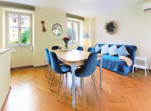 皮兰House Julija的一间带桌子和蓝色椅子的用餐室