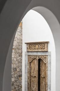 阿斯提帕莱亚镇Saluti Da Stampalia的石墙中木门拱门