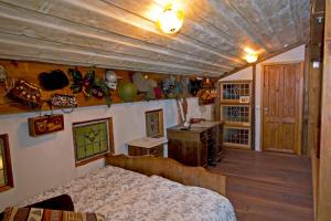 凯夫拉维克拉温住宿加早餐旅馆的一间卧室设有一张床和木制天花板