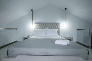 圣尼古拉奥斯Anemos Luxury Apartments的一间卧室配有一张大床和两个枕头