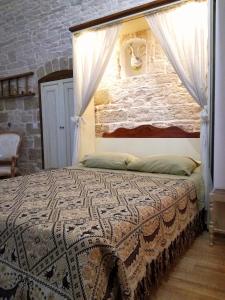 比通托Oltre le mura b&b的一间卧室配有一张砖墙床