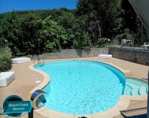莱万托Costa Morroni的庭院中间的大型游泳池