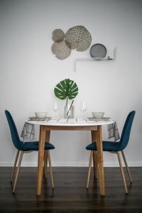 佩奇Presso Pécs的餐桌,两把椅子,植物
