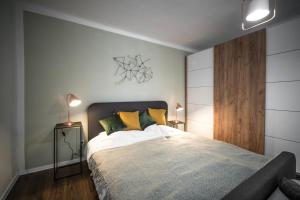 佩奇Presso Pécs的一间卧室配有一张带黄色枕头的大床