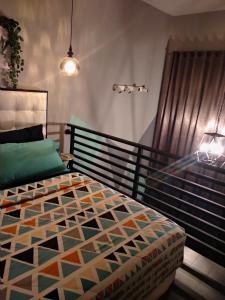 梭罗Shofiya Guesthouse Solo的一间卧室配有一张带彩色床罩的床