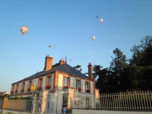 Cléry-Saint-AndréLogis Hotels Restaurants- Villa des Bordes的天空中放风筝的大房子
