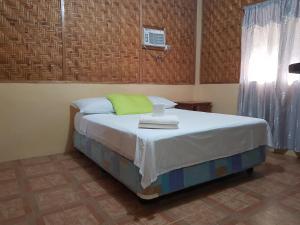 曼巴豪山景度假屋的一间带床的卧室,位于带窗户的房间内