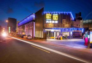 高雄欧阁精品汽车旅馆凤山馆的夜间有灯光的城市街道