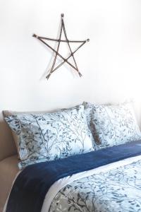 HorseflyWillow Grove B&B Inn的卧室配有蓝色的床,墙上挂着星星