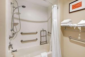 尤利Comfort Inn Yulee - Fernandina Beach的带淋浴和浴缸的浴室