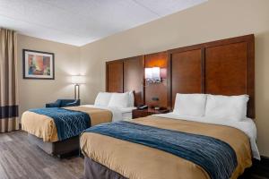 尤利Comfort Inn Yulee - Fernandina Beach的酒店客房配有两张床和一张书桌