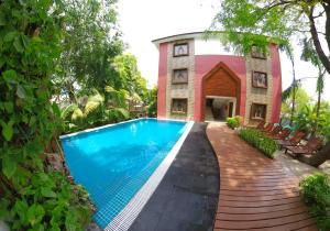 蒲甘皇家蒲甘酒店的房屋前有游泳池的房子
