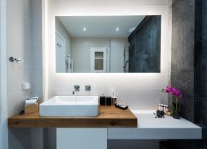 雅典Acropolis View Deluxe Penthouse & Luxury Apartments的浴室设有白色水槽和镜子