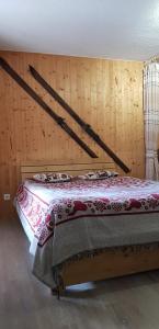 沃雅尼Le Perce Neige的一间卧室配有一张木墙床