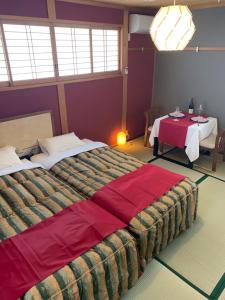 Kasaokaオーベルジュ美の浜 流石的酒店客房设有一张大床和一张桌子。