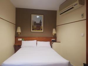 巴塞罗那埃尔哈迪酒店的卧室配有一张白色大床